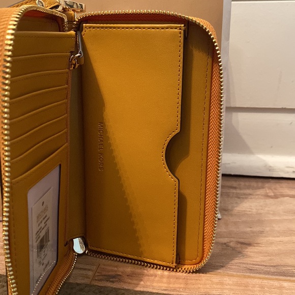 Michael Kors Jet Set Travel Large Leather Phone Case/Wristlet - Picture 6 of 14